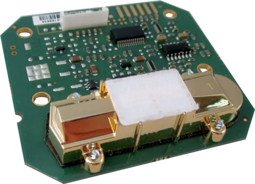 Sensor auf grünem PCB mit goldenen Kontakten und mehreren elektronischen Komponenten. Produkt von Wolf zur CO2-Messung für CWL-D Systeme.